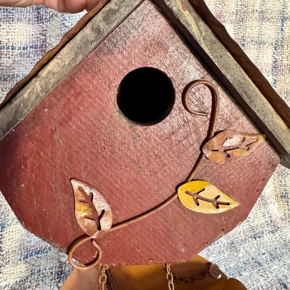 Rustic Brown Birdhouse with Leaf Design & Metal Tray for Birdseed NWOT